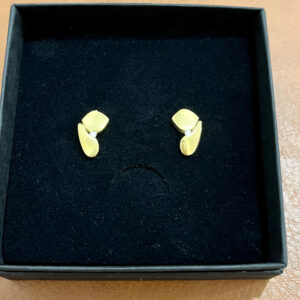 pendientes de oro con un diamante con talla brillante